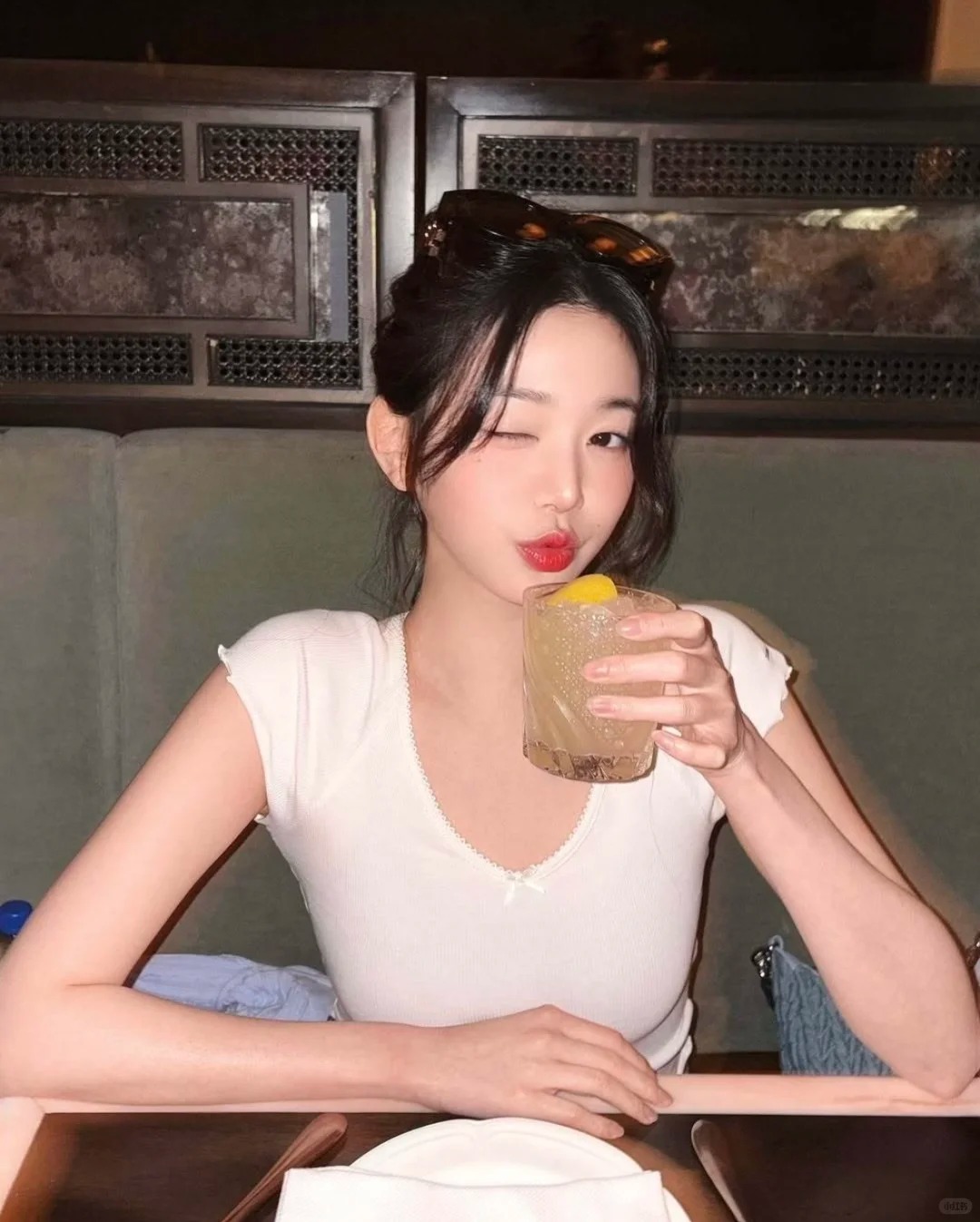 檸檬水有助於減少細紋，改善整體膚質。